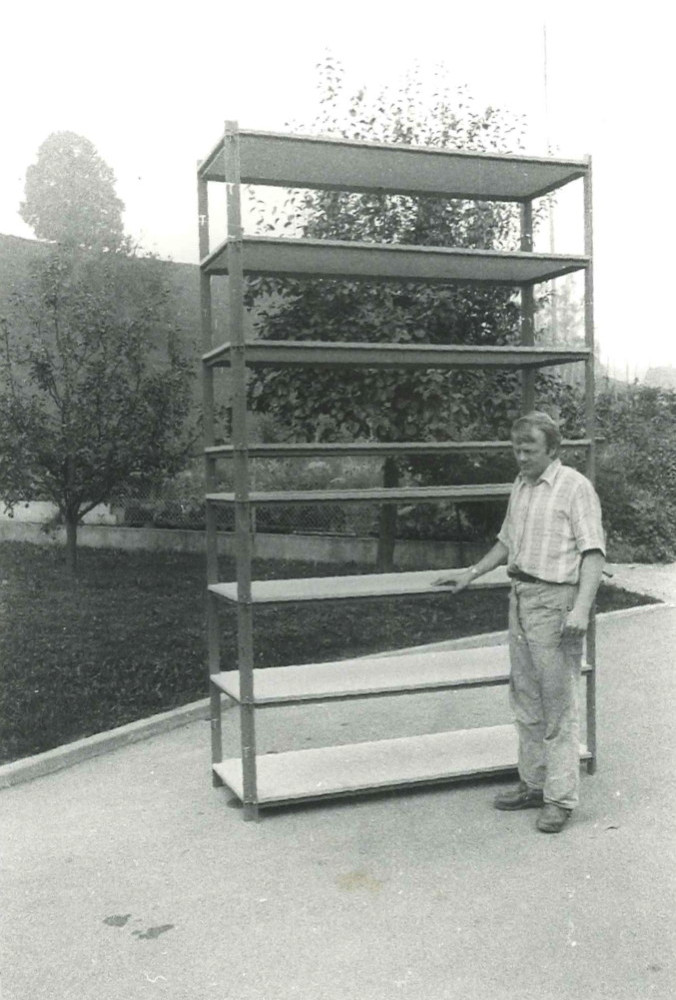 Im Jahr 1975 entwickelte Urs Scheideger die ersten steckbaren Lagerregale